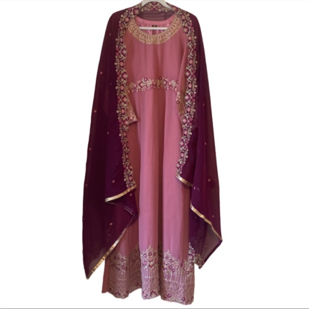 Salwar Kameez in embroidered pink/mauve tones